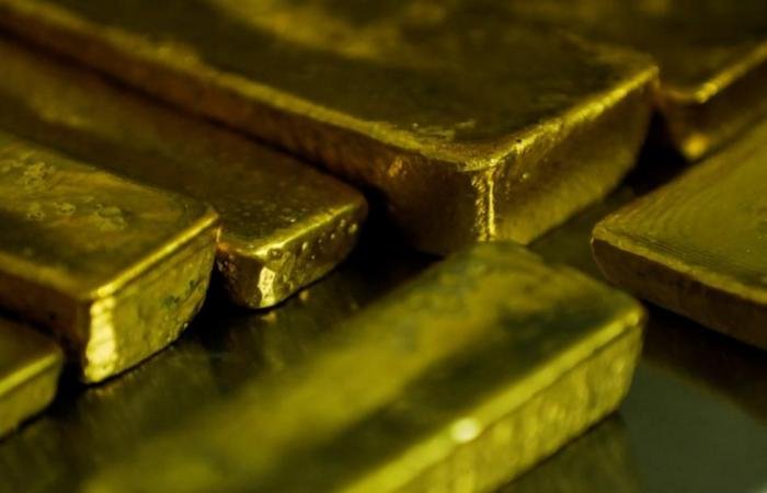 الذهب يحافظ على المكاسب.. والأسواق تترقّب تقرير طلبات إعانة البطالة