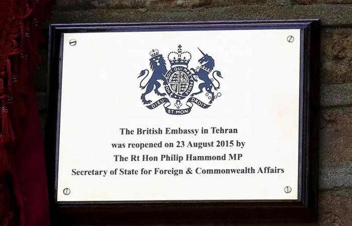 بريطانيا تسحب طاقمها الدبلوماسي من إيران بسبب «الوضع الأمني» | عيون الجزيرة
