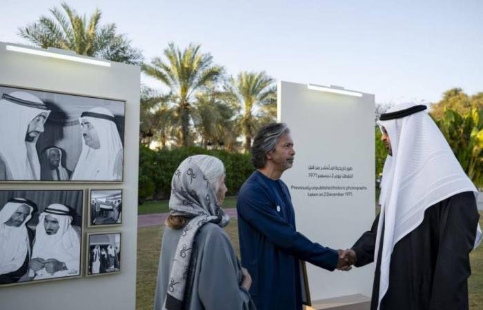 الامارات الان | محمد بن زايد يحضر أول لقاء مع شخصيات شهدت مراسم رفع علم الاتحاد مع الوالد المؤسس الشيخ زايد | عيون الجزيرة الامارات
