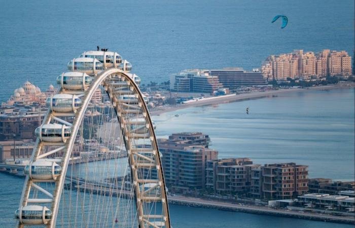 الرياضة الان | على ارتفاع 250 متراً.. نجم التزلّج الشراعي يقفز من «عين دبي» | عيون الجزيرة الرياضي