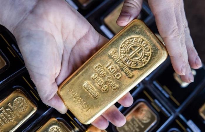 الذهب يتجه نحو مكاسب للشهر السابع على التوالي تتجاوز 6%