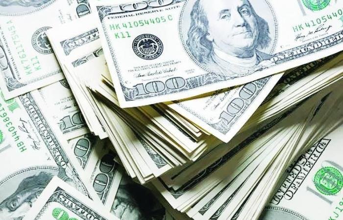 الدولار يتجه لتحقيق أول مكاسب شهرية منذ أكتوبر