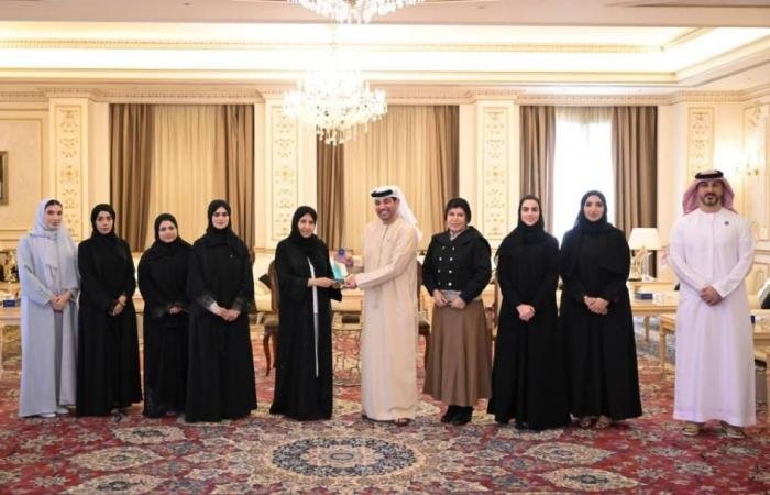 الامارات الان | جلسة حوارية تبحث دعم الباحثات والشباب وتمكين المرأة | عيون الجزيرة الامارات