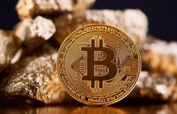 انخفاض بيتكوين لتسجل خامس تراجع شهري على التوالي