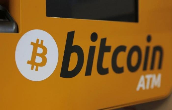 البيتكوين تعوض خسائرها عند 67500 دولار 