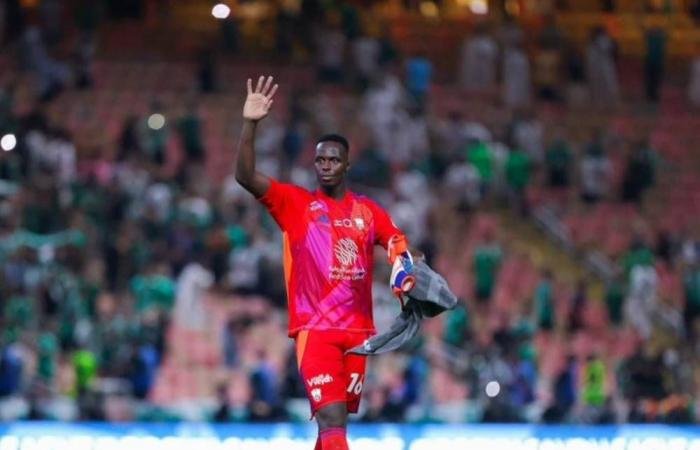 القفاز الذهبي يقود القلعة بتألق ويحرج المنافسين