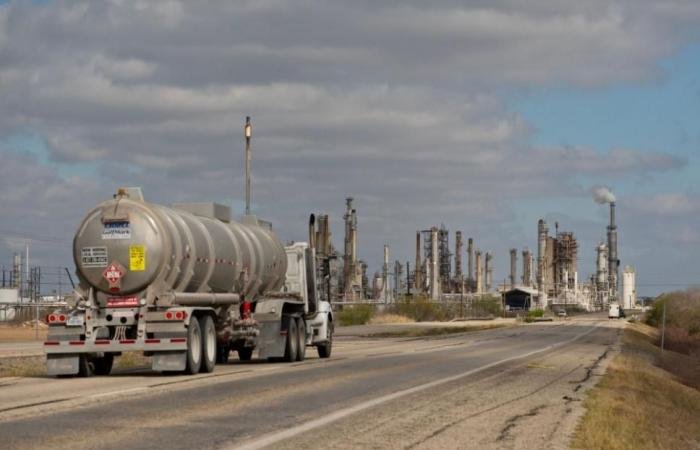 محللون يتوقعون قفزة في أسعار البنزين بأمريكا فوق 3 دولارات