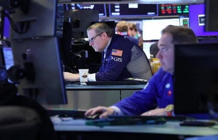 تراجع عقود "وول ستريت" الآجلة مع تقييم تداعيات حرب إيران