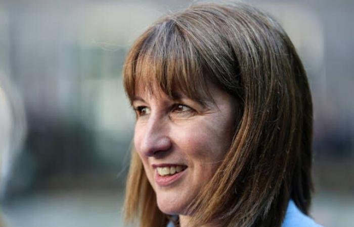 وزيرة الخزانة البريطانية تتعهد بالاستقرار المالي لمواجهة التقلبات العالمية