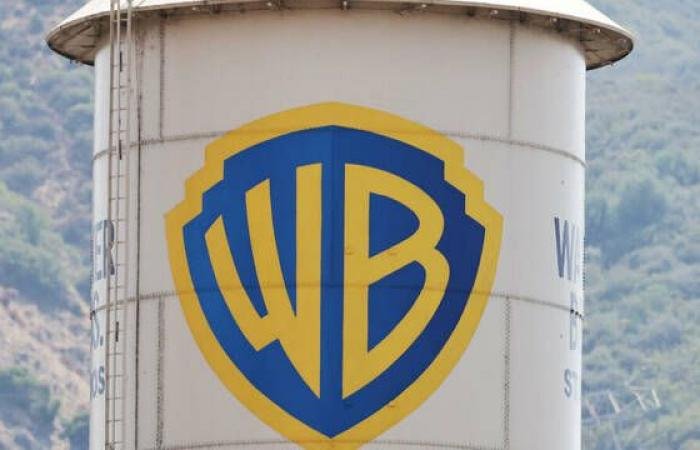 "فيتش" تخفض تصنيف "باراماونت" بعد استحواذ "وارنر بروس" الضخم