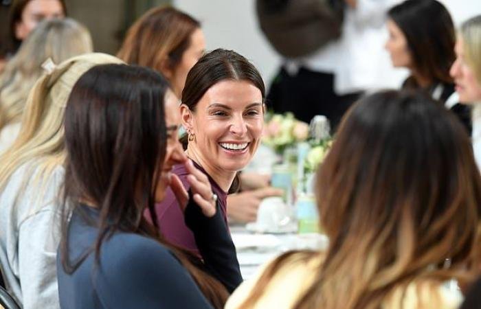 الرياضة الان | زوجة واين روني تحتفل بعد هفوة «الغبي» | عيون الجزيرة الرياضي