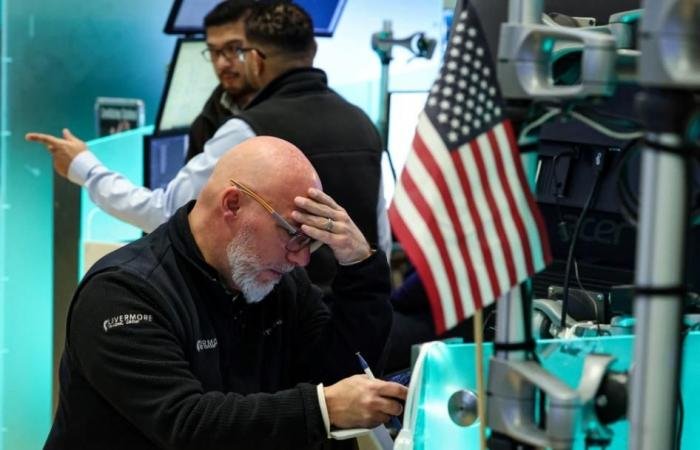 موجة بيع تهوي بالأسهم العالمية.. والنفط يقفز 4.7%