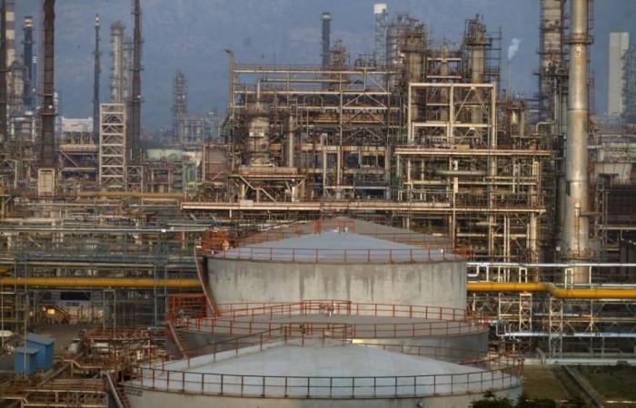 توقعات باستمرار ارتفاع النفط مع تزايد المخاطر في مضيق هرمز