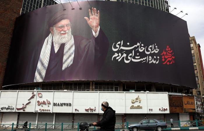 الإيرانيون يلقون نظرة الوداع على خامنئي الليلة | عيون الجزيرة