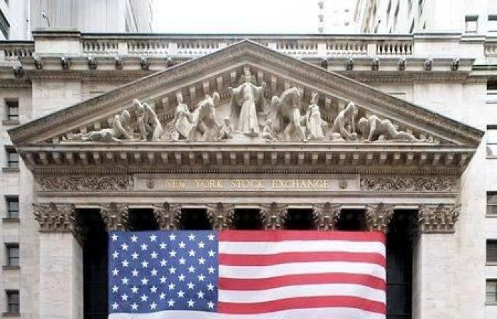 النفط يصعد والذهب والفضة يهويان.. والأسهم العالمية تواصل النزيف