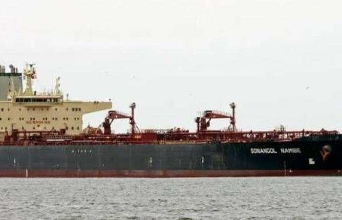 استهداف ناقلة نفط قبالة سواحل العراق يوسع نطاق الصراع بالخليج