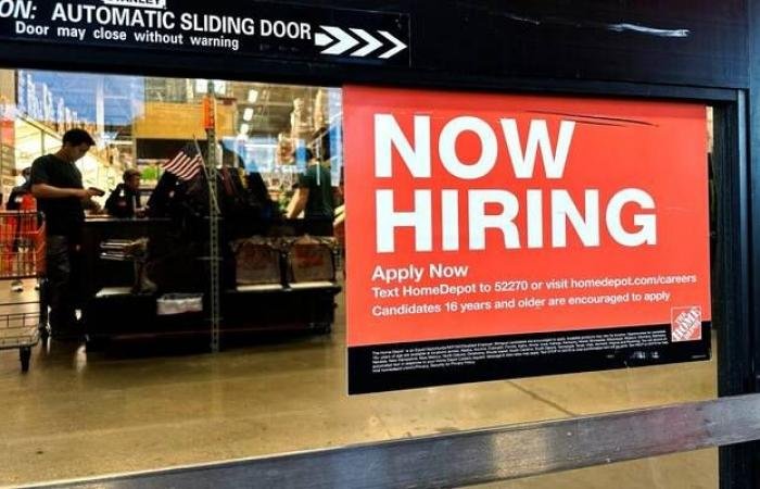 استقرار طلبات إعانة البطالة الأمريكية وتراجع حاد في معدلات التسريح