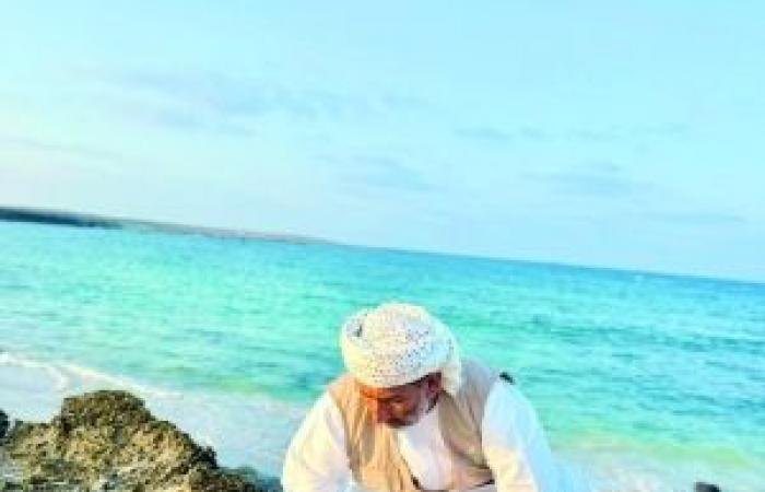 أخبار سلطنة عمان | إنقاذ سلحفاة زيتونية عالقة في أحد الجروف الساحلية بمصيرة | عيون الجزيرة الاخبارية عمان