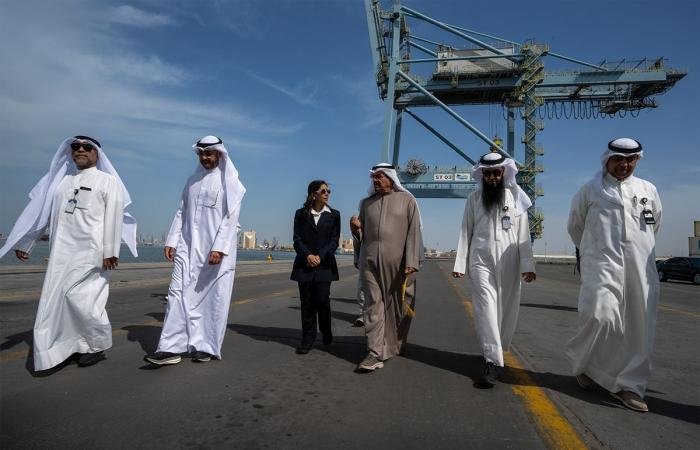 أخبار الكويت | رئيس الوزراء يقوم بزيارة تفقدية إلى ميناء الشويخ | عيون الجزيرة الكويت