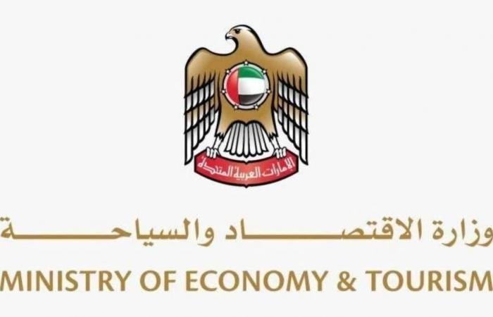 الإمارات.. وزير الاقتصاد والسياحة يؤكد وفرة السلع وتراجع الأسعار
