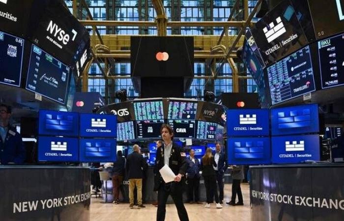 "S&P 500" يتراجع ويسجل أسوأ أداء أسبوعي منذ أكتوبر 2025