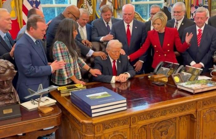 قساوسة يصلّون من أجل ترامب في البيت الأبيض | عيون الجزيرة