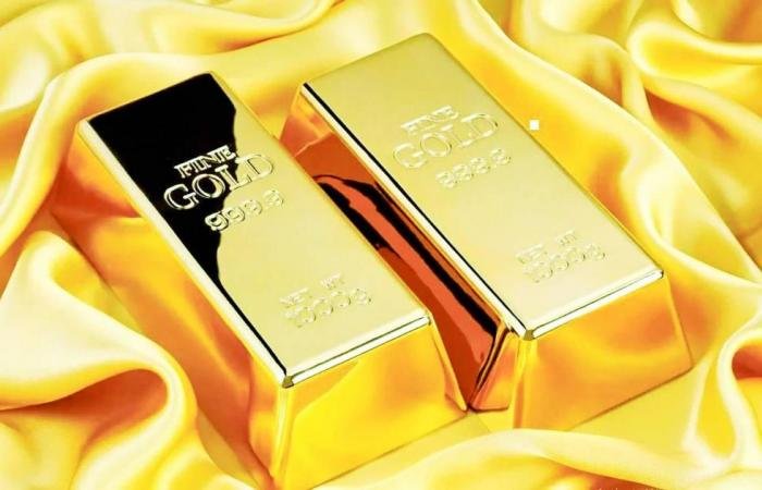 الذهب ينهي أسبوعاً متقلباً بالتراجع 2% والفضة تخسر 10%