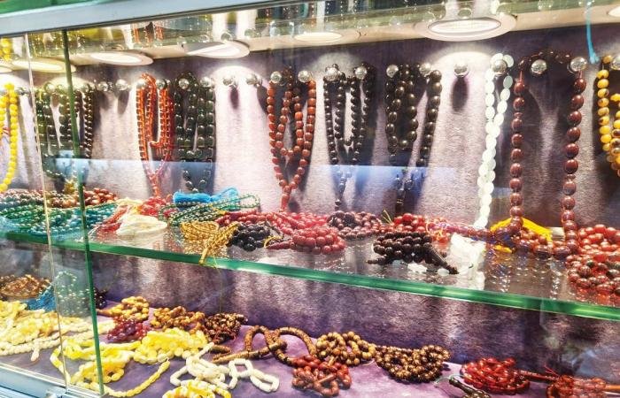 أخبار قطر | رواج سوق «سبح الكهرمان» مع أيام وليالي الشهر الفضيل | عيون الجزيرة قطر