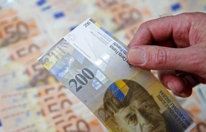 ارتفاع الفرنك السويسري مع تزايد الطلب على أصول الملاذ الآمن