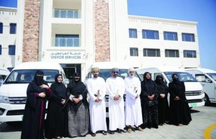 أخبار سلطنة عمان | تقديم حافلات لدعم أنشطة جمعيات المرأة بجنوب الشرقية | عيون الجزيرة الاخبارية عمان