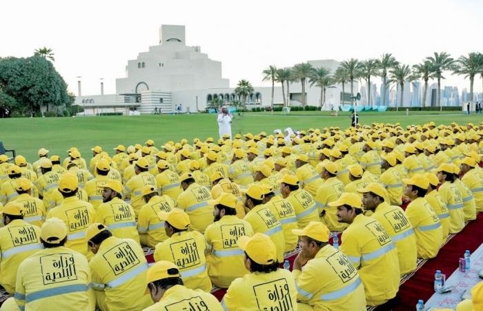 أخبار قطر | برنامج وعظي على مائدة إفطار لعمال النظافة | عيون الجزيرة قطر
