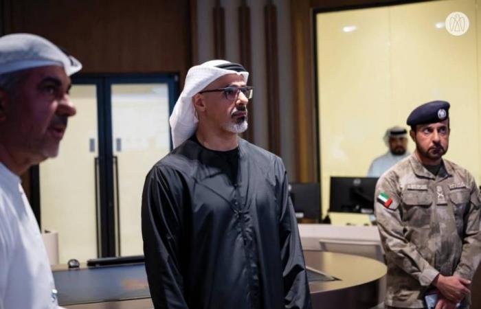 الامارات الان | خالد بن محمد بن زايد يتفقد مركز قيادة العمليات الطبية الموحّدة في أبوظبي (فيديو) | عيون الجزيرة الامارات