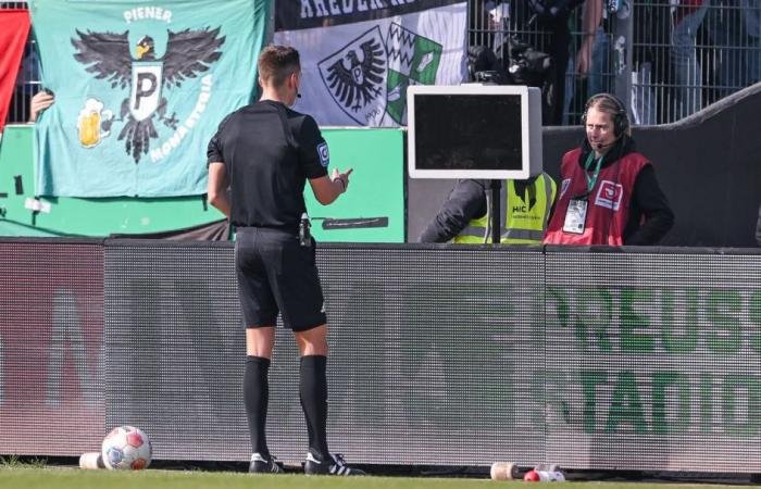 الرياضة الان | حكم يراجع شاشة «معتمة» لتقنية الفيديو في ألمانيا | عيون الجزيرة الرياضي