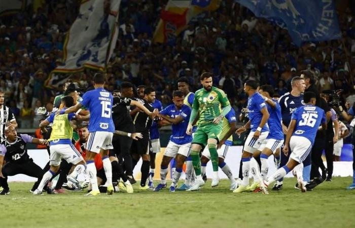 الرياضة الان | معركة ولكمات في الملعب.. طرد 23 لاعباً في مباراة ضمن الدوري البرازيلي | عيون الجزيرة الرياضي