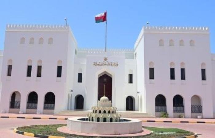 أخبار سلطنة عمان | وصول دفعات من المواطنين إلى أرض الوطن عبر المنافذ البرية والرحلات الجوية | عيون الجزيرة الاخبارية عمان