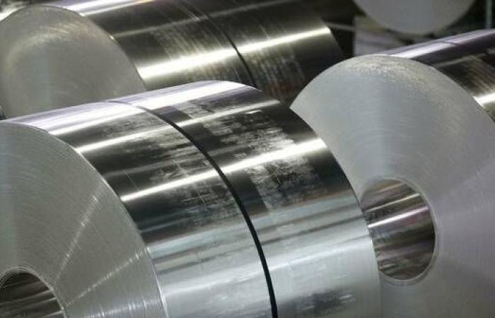 أسعار الألومنيوم تتراجع من أعلى مستوى قياسي