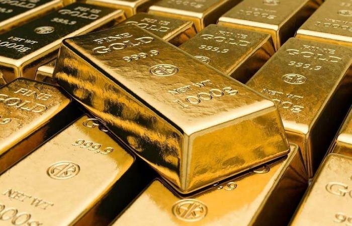 الذهب يتراجع والفضة ترتفع