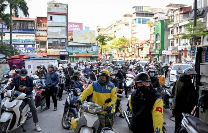 فيتنام تشجع العمل من المنزل مع تعطل إمدادات الوقود