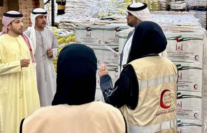 الامارات الان | «الهلال الأحمر» في العين يتسلّم 2000 طرد غذائي من مركز سهيل بن عويضة الخييلي | عيون الجزيرة الامارات