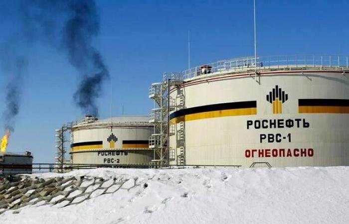 إدارة ترامب تدرس تخفيف العقوبات المفروضة على النفط الروسي