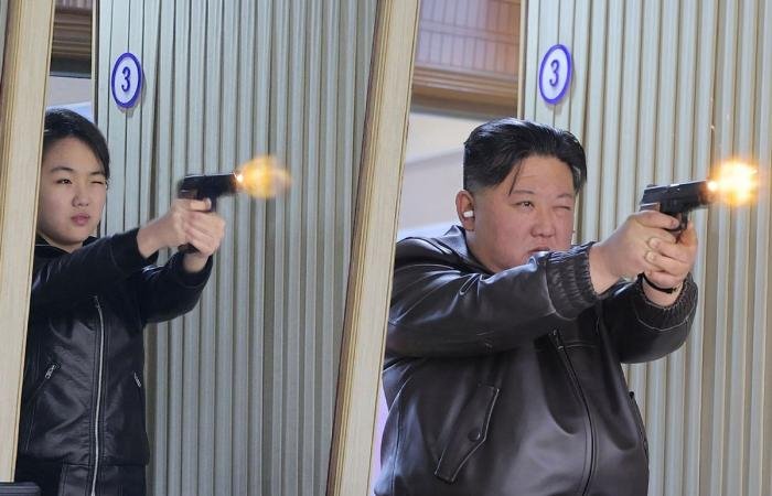 كيم جونغ أون يتفقد مصنعاً للذخيرة ويجرب مسدساً جديداً مع ابنته | عيون الجزيرة