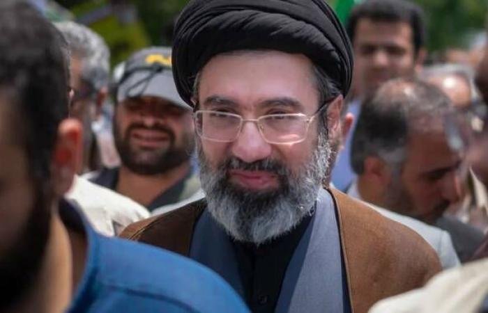 المرشد الإيراني الجديد يتوعد القواعد الأمريكية ويتمسك بإغلاق هرمز