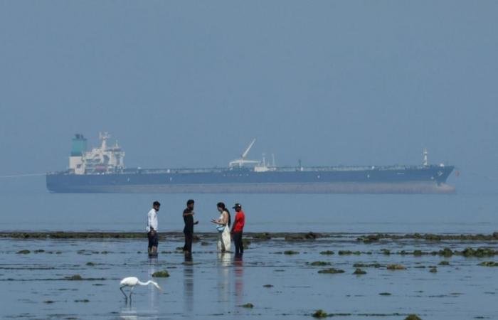 النفط دون 100 دولار بعد قرار أمريكي يسمح بشراء النفط الروسي