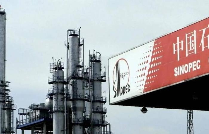 «سينوبك» تخفض معالجة الخام 10% بسبب أزمة الإمدادات