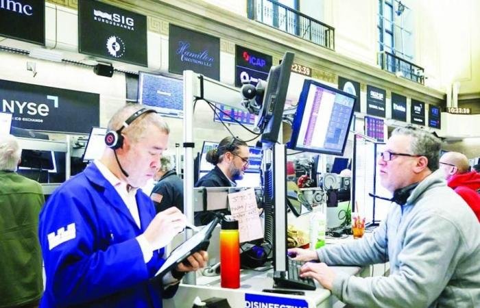 «وول ستريت» تنتعش بتباطؤ مؤشر نفقات الاستهلاك