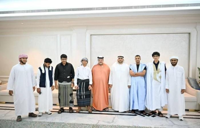 الامارات الان | سعيد بن طحنون يستقبل الطلبة الدوليين الدارسين في جامعة الإمارات | عيون الجزيرة الامارات