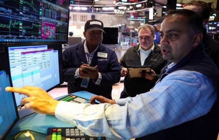 تباين أداء الأسهم الأمريكية في منتصف التداولات