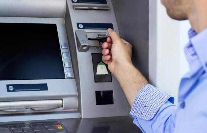 بنوك تعفي عملاءها من رسوم التحويل والسحب حتى نهاية مارس الجاري