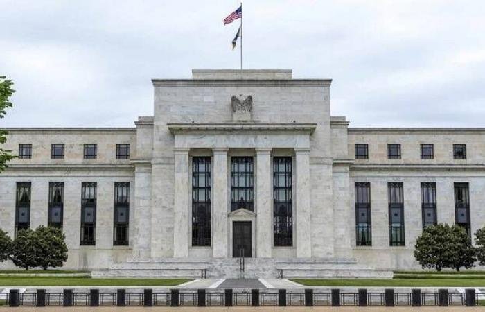 استطلاع: الفيدرالي سيخفض الفائدة في يونيو رغم ضغوط التضخم والحرب