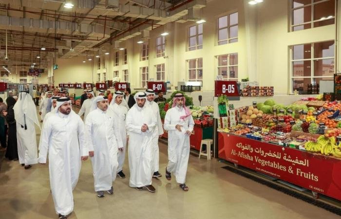 أخبار قطر | وزير البلدية يطلع على وفرة الإنتاج المحلي بجولة تفقدية لشركة محاصيل وسوق السيلية المركزي | عيون الجزيرة قطر